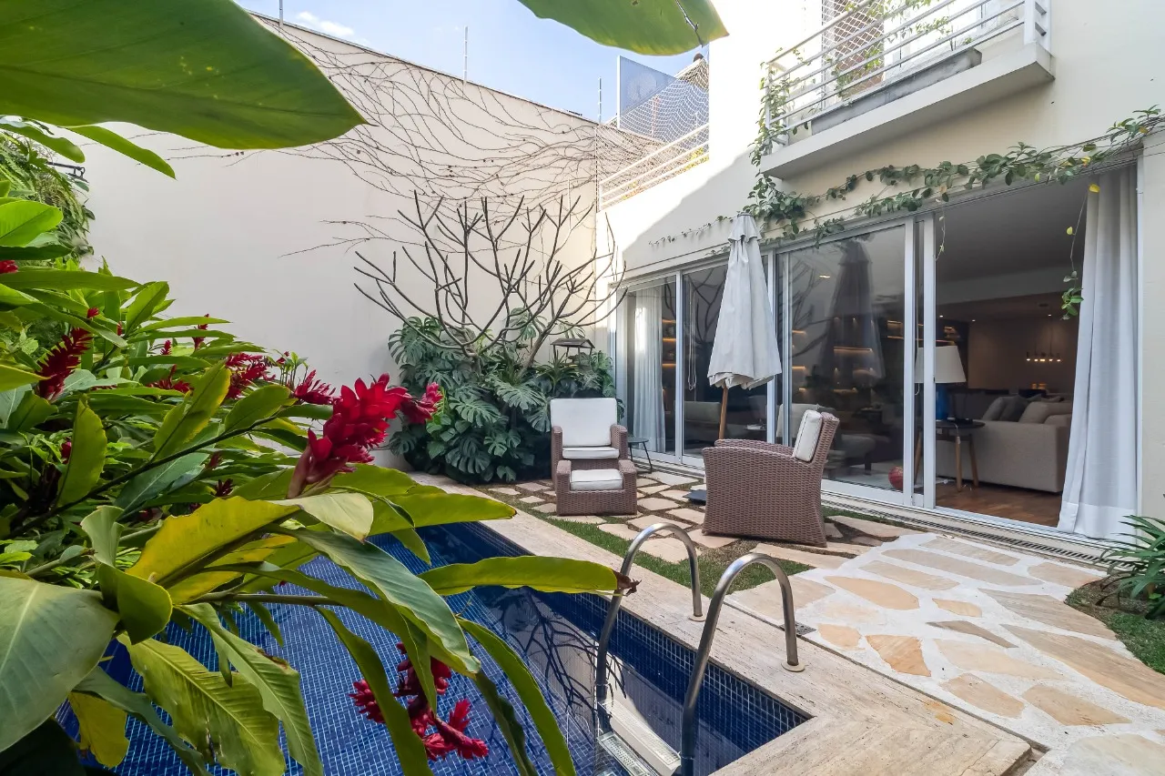 Casa reformada, ampla e com um charme aconchegante, com quintal e piscina, no Jardim Paulistano. – CA0099