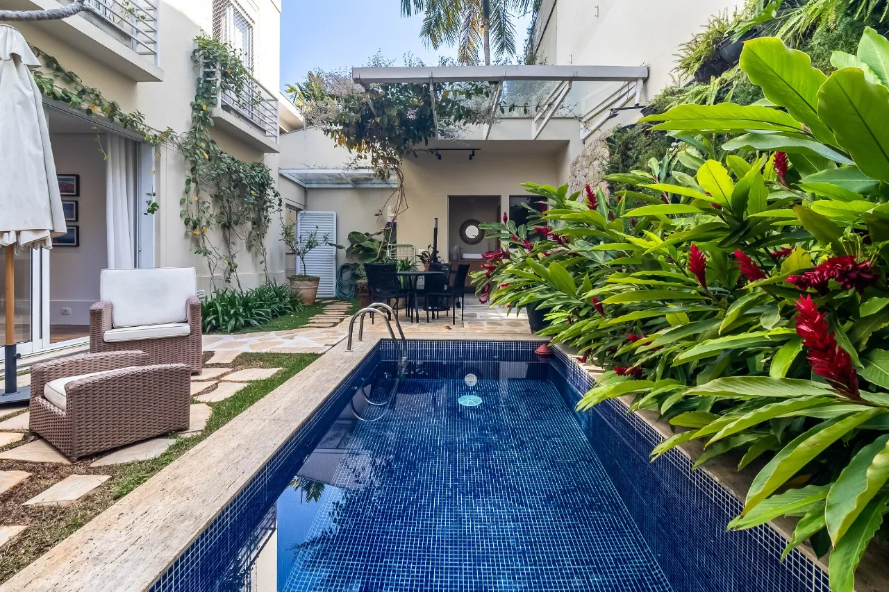 Casa reformada, ampla e com um charme aconchegante, com quintal e piscina, no Jardim Paulistano. – CA0099