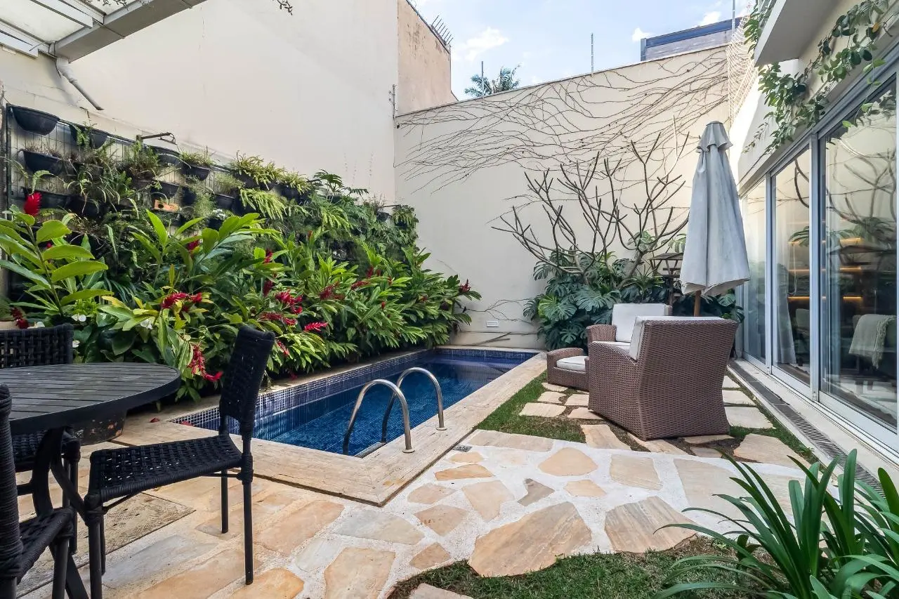 Casa reformada, ampla e com um charme aconchegante, com quintal e piscina, no Jardim Paulistano. – CA0099