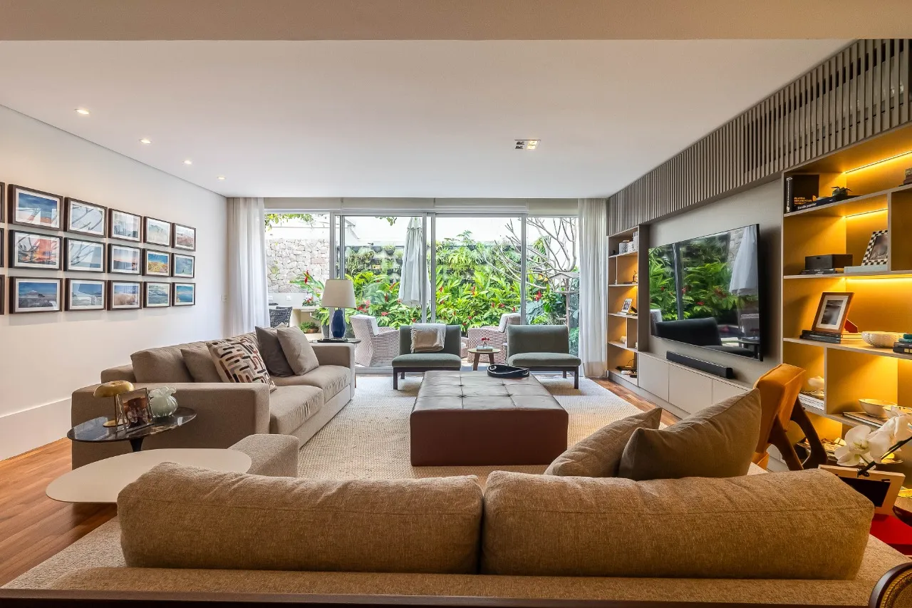 Casa reformada, ampla e com um charme aconchegante, com quintal e piscina, no Jardim Paulistano. – CA0099