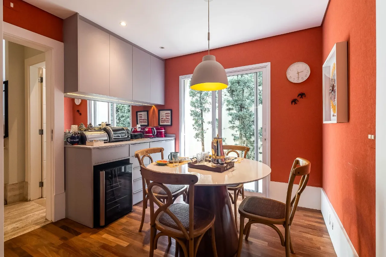 Casa reformada, ampla e com um charme aconchegante, com quintal e piscina, no Jardim Paulistano. – CA0099