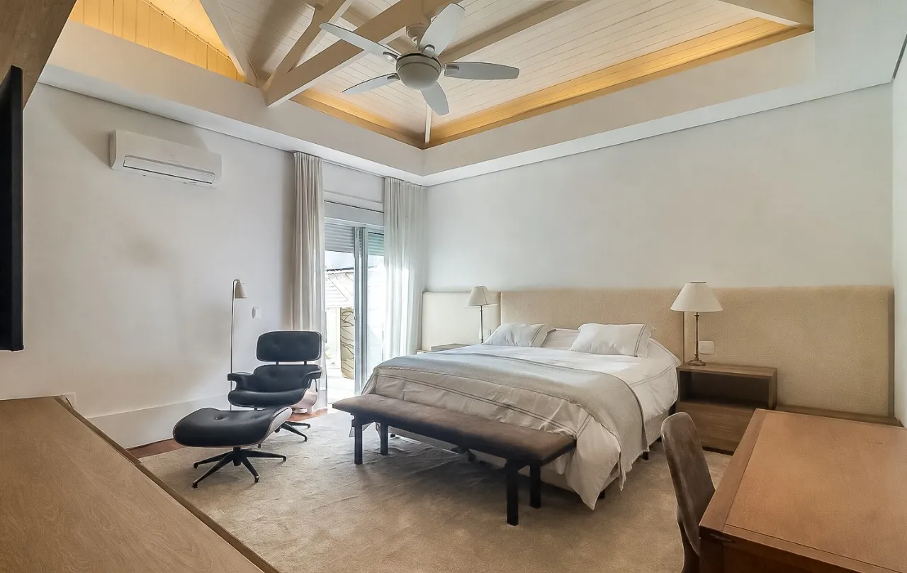 Casa reformada, ampla e com um charme aconchegante, com quintal e piscina, no Jardim Paulistano. – CA0099