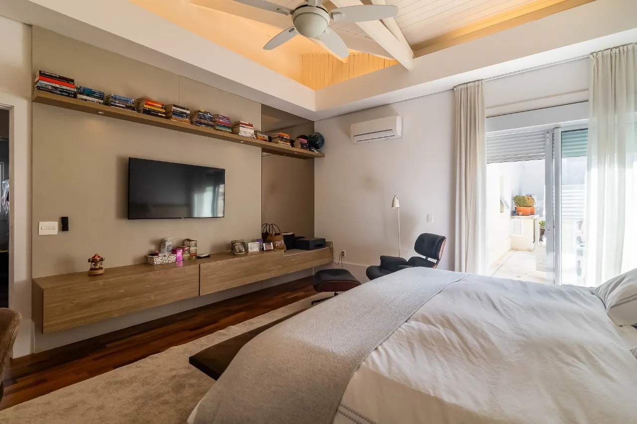 Casa reformada, ampla e com um charme aconchegante, com quintal e piscina, no Jardim Paulistano. – CA0099
