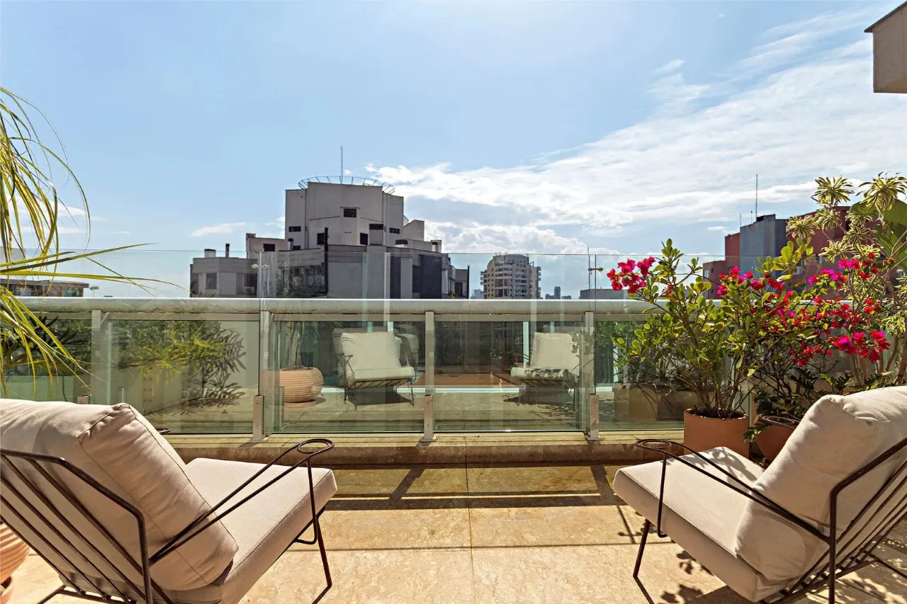 Cobertura duplex com piscina e vista livre no Itaim Bibi – CO0434