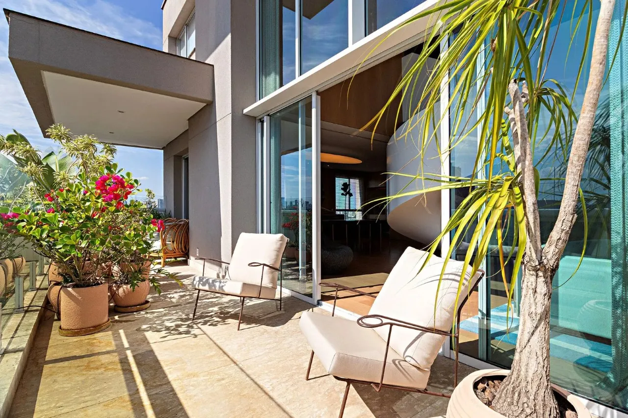 Cobertura duplex com piscina e vista livre no Itaim Bibi – CO0434
