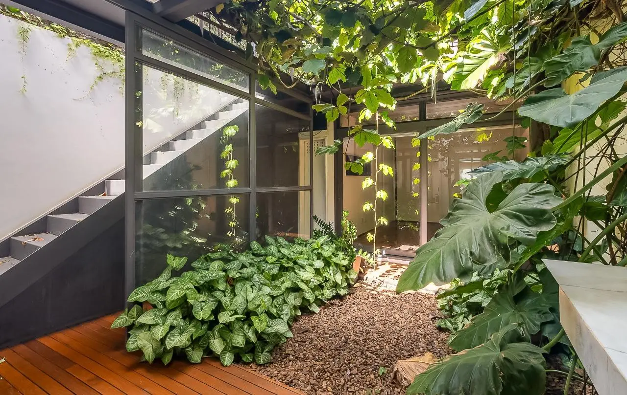 Casa de vila com arquitetura autoral, integração e luz em abundância para viver leve, em Pinheiros. – VL0067
